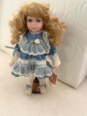 Vintage Collectible Porcelain Dynasty Doll Collection “Emily”+ Original Box +COA